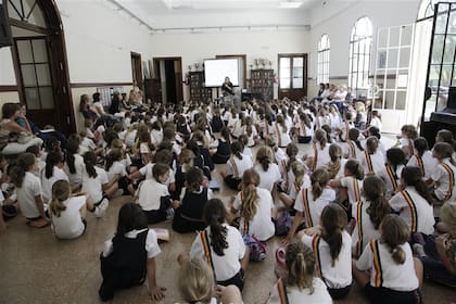 Alumnas del colegio Michael Ham, de Vicente López, atentas a la presentación del programa finlandés