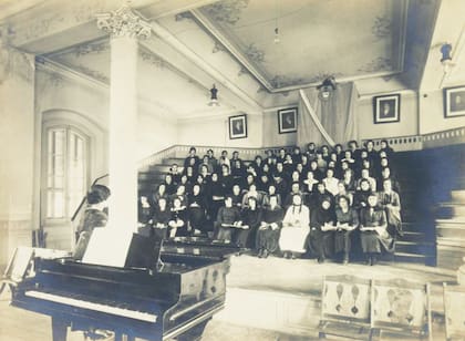 Alumnas en el salón de actos. ca. 1920.
