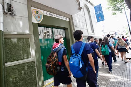 Alumnos abandonan el colegio Guadalupe de Palermo luego de la explosión
