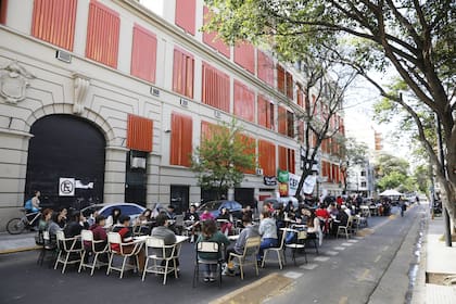 Alumnos con sus pupitres en la calle Puan, frente a la Facultad de Filosofía de la UBA