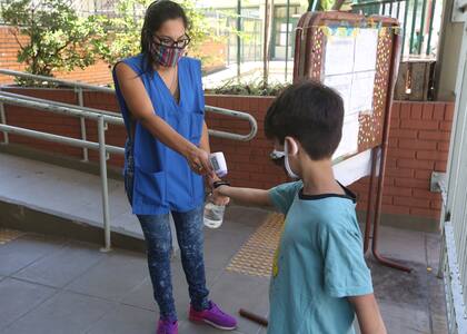 Toma de temperatura y uso de alcohol en gel, algunas de las medidas de prevención en las escuelas  