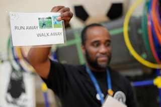 Alumnos de escuelas públicas de EE. UU. recibirán lecciones de seguridad con armas de fuego