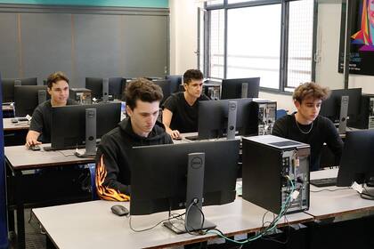 Los jóvenes, en el aula del taller de la materia de Tecnología de la Información y Comunicación (TIC) de la Ort , pudieron trabajar de manera remota y presencial en el desarrollo de la aplicación de detección temprana de incendios