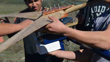 Alumnos de la escuela agrotécnica de Cholila, Chubut trabajan en la construcción del generador eólico