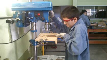 Alumnos de la escuela confeccionan los carteles