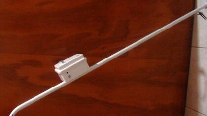 Alumnos de la Escuela Técnica 1 del municipio bonaerense de Bragado desarrollaron un semáforo solar y un bastón inteligente para ciegos, para asistirlos en su movilidad y evitar que choquen con ramas de árboles y toldos, o evitar que se mojen los pies al toparse con charcos de agua