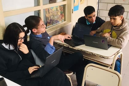 Alumnos de la escuela técnica EEST Nro 1 de Esteban Echeverría