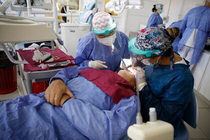 Alumnos de la Facultad de Odontología de la UBA ya realizan sus prácticas, con protocolos para evitar contagios de Covid