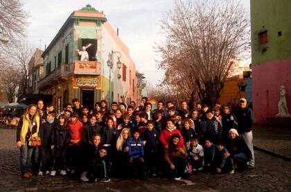 Alumnos de La Matanza, ayer, en Caminito