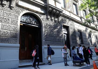 Alumnos de media docena de colegios de la zona de Callao entre Corrientes y Córdoba son víctimas constantes de asaltos y robos.
Alumnos del Colegio del Salvador.