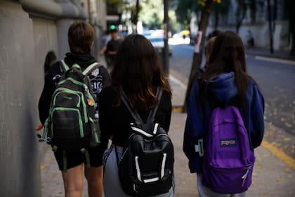 Alumnos de media docena de colegios de la zona de Callao entre Corrientes y Córdoba son víctimas constantes de asaltos y robos.
Alumnos de la  Escuela Carlos Pellegrini 