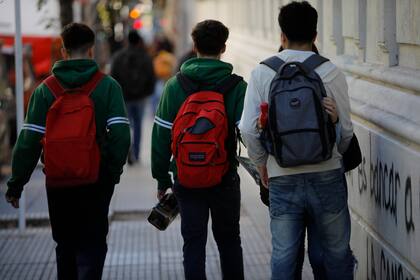 Alumnos de media docena de colegios de la zona de Callao entre Corrientes y Córdoba son víctimas constantes de asaltos y robos.
Alumnos del Colegio La Salle 