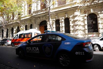 Alumnos de media docena de colegios de la zona de Callao entre Corrientes y Córdoba son víctimas constantes de asaltos y robos.
Policias patrullando.