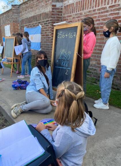 Alumnos de tercer grado, con clases en una plaza de San Isidro