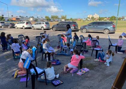 Alumnos de tercer grado, con clases en una plaza de San Isidro