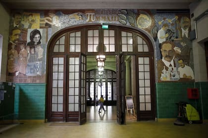 Alumnos de una Escuela de Arte de La Boca plasmaron este mural con algunos de los ilustres que transitaron la institución. 