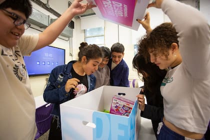 Alumnos de una escuela porteña abren una de las cajas lúdicas entregadas por el Ministerio de Educación de la Ciudad