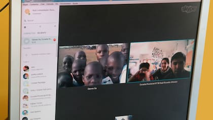 Alumnos de una escuela rural de Uganda conversando con la escuela de la Antártida en el Encuentro Global de Fútbol Rural