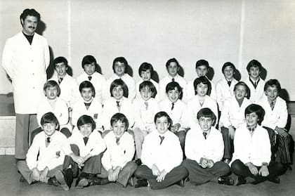 Alumnos del 6º A en 1975 con el maestro Capo; abajo, a la derecha, el alumno Marcelo Di Gioia