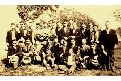 Alumnos del Mariano Acosta en 1931; Manuel es el cuarto desde la izquierda, abajo. La foto le fue entregada a Hugo Scolnik por la segunda esposa de Sadosky, Katún