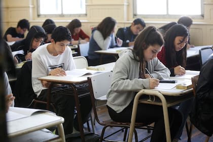 Alumnos durante las pruebas PISA en el colegio Bernardino Rivadavia