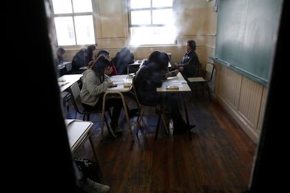 Alumnos durante las pruebas PISA en el colegio Bernardino Rivadavia