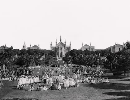 Alumnos en el Paseo de la Recoleta. Al fondo se ve el Asilo de Ancianos, ca. 1900.