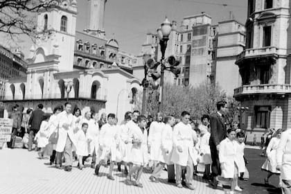 Alumnos en Plaza de Mayo (1957).