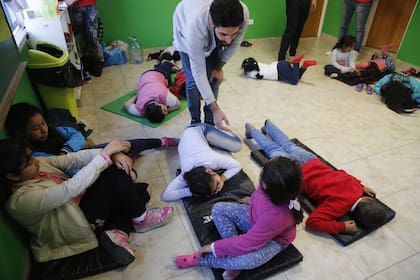 Alumnos hacen biodanza en una escuela de Lugano