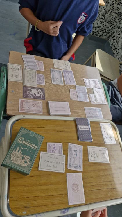 Alumnos jugando a La Campaña en el aula