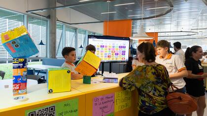 Alumnos y alumnas presentaron su Muestra Abierta de Proyectos Educativos.