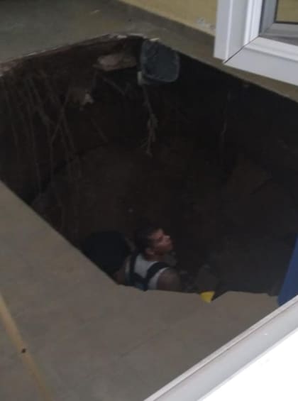 Alumnos y familiares cayeron al vacío y quedaron atrapados en un cráter de aproximadamente dos metros de profundidad.