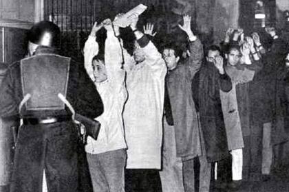 Alumnos y profesores con los brazos en altos al ser detenidos en la Facultad de Ciencias Exactas la noche del 29 de julio de 1966