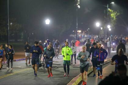 Aluvión de corredores en los bosques de Palermo y en varios espacios públicos de la ciudad en el primer día de apertura para la actividad fisica