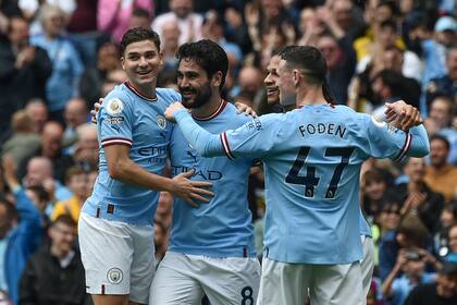 Álvarez abraza a Gundogan, junto a Aké y Foden, durante el último triunfo de Manchester City por la Premier League