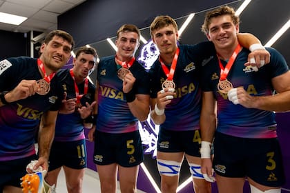 Álvarez Fourcade, González Rizzoni, Arrieta, Pérez Pardo y Zangara exhiben sus medallas del tercer puesto; los Pumas 7s demostraron entereza para subirse al podio