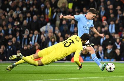 Álvarez gambetea a Bono y convierte el segundo gol de Manchester City