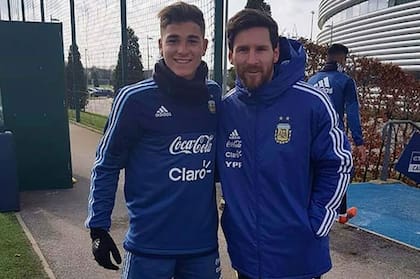 Alvarez junto a Messi; fue sparring en el Mundial