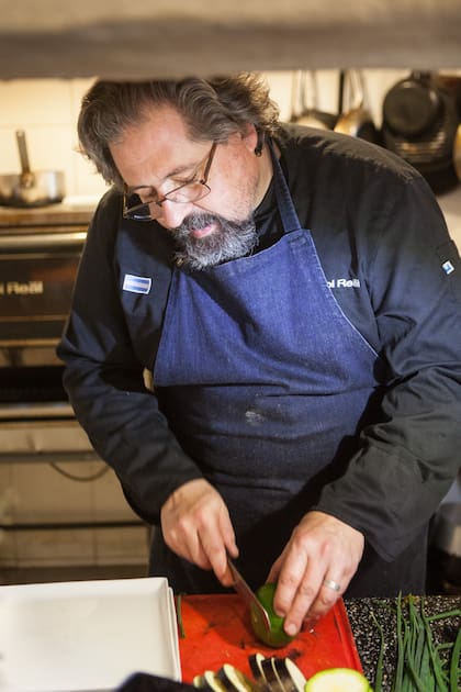 Álvaro "Baco" Arizmendi en acción en la cocina de su restaurante escuela de Tafí del Valle.