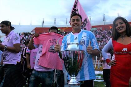 Álvaro Bely Medina con la copa de campeón de Segunda en Sport Boys