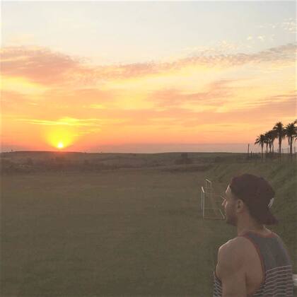 Alvaro Bely Medina en un atardecer en Lins, Brasil