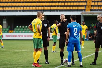 Álvaro Bely Medina, jugador del Balti de Moldavia, en el sorteo previo al partido junto al capitán del Zimbru Chisinau