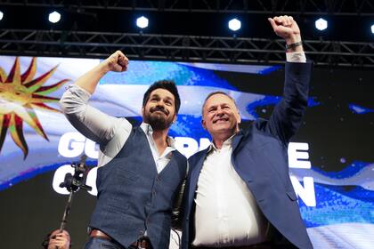 Álvaro Delgado, candidato presidencial del oficialista Partido Nacional, a la derecha, y Andrés Ojeda, aspirante presidencial del Partido Colorado, saludan a simpatizantes en las elecciones generales en Montevideo, Uruguay, el domingo 27 de octubre de 2024. Ambos se unirán en la coalición de cara al balotaje de Delgado frente a Orsi