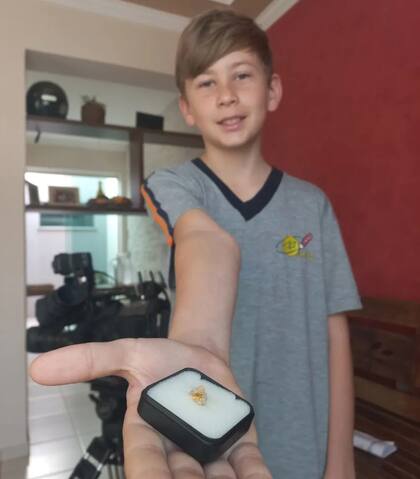 Álvaro Días Freire mostró su hallazgo. (G1)