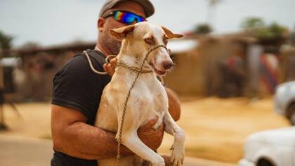 Álvaro José Miranda con uno de los animales rescatados.
Foto: Proyecto_Tawala
