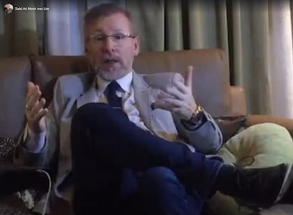 Álvaro Juan Aparicio Díaz, que se hace llamar Sahú Ari Merek, en uno de los "cursos de ciencia egipcia" por los cuales fue detenido, acusado de estafas y ejercicio ilegal de la profesión de psicología