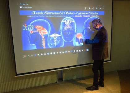 Álvaro Juan Aparicio Díaz, que se hace llamar Sahú Ari Merek, en uno de los "cursos de ciencia egipcia" por los cuales fue detenido, acusado de estafas y ejercicio ilegal de la profesión de psicología