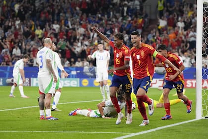 Álvaro Morata (7), Lamine Yamal (19) y Pedri (20) celebraron por el gol en contra de Riccardo Calafiori, que hizo la diferencia entre España e Italia en el partido por el grupo B.