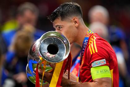 Álvaro Morata besa la Eurocopa tras la consagración de la selección de España en 2024