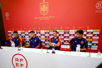 Álvaro Morata, César Azpilicueta Rodrigo Hernández y Marco Asensio, los capitanes de la selección masculina española, leen un comunicado en nombre de todo el equipo